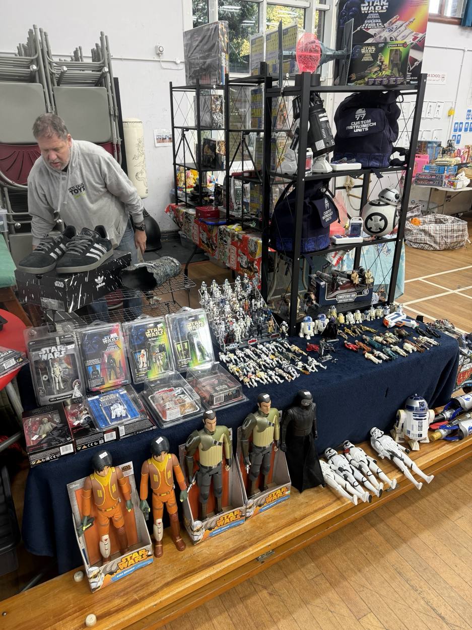 Loose and carded vintage Star Wars figures, R2-D2s and stormtroopers on a trader's table